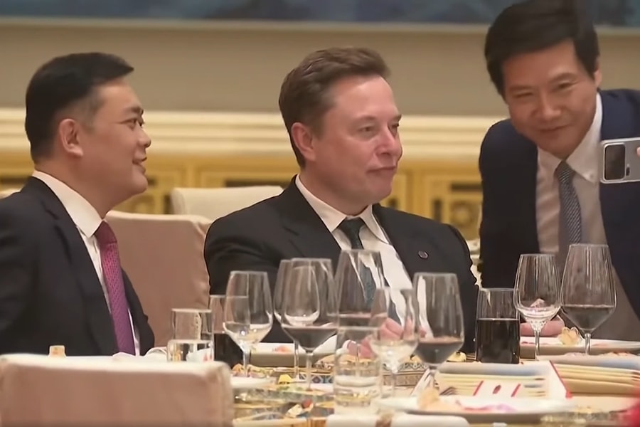 CEO Xiaomi Lei Jun gây sốt với bức ảnh selfie cùng tỷ phú Elon Musk tại Bắc Kinh