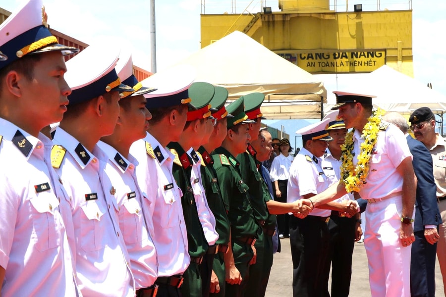Canadian navy ship pays friendship visit to Da Nang