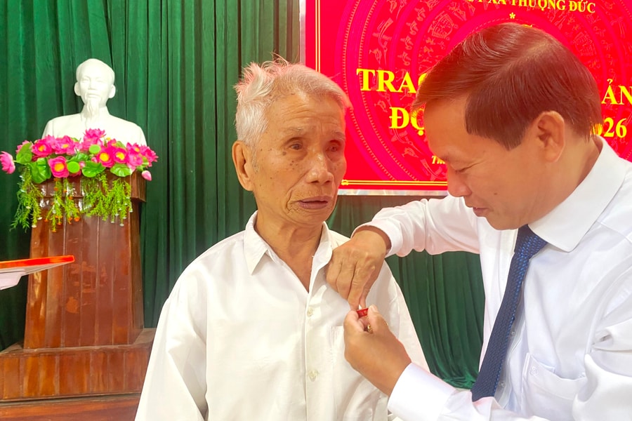Xã Thượng Đức trao Huy hiệu Đảng dịp 19/5 và quán triệt các văn bản của Đảng