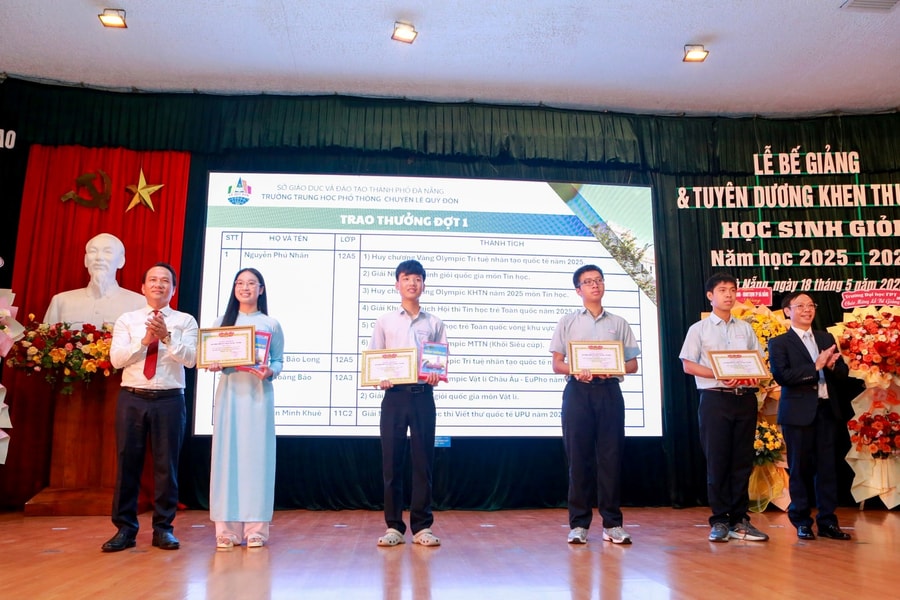 Trường THPT chuyên Lê Quý Đôn khen thưởng học sinh giỏi năm học 2025 - 2026