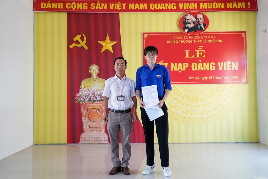 Chi bộ Trường THPT Lê Quý Đôn kết nạp Đảng cho 11 học sinh