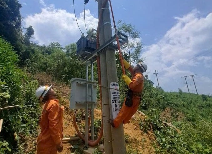Đà Nẵng: Theo chân người thợ điện đưa ánh sáng về Ngọc Nâm, Kiếp Xoan