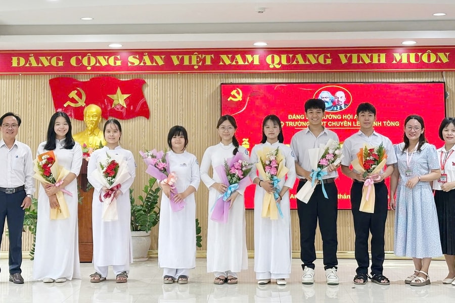 Chi bộ Trường THPT chuyên Lê Thánh Tông kết nạp Đảng cho 18 học sinh