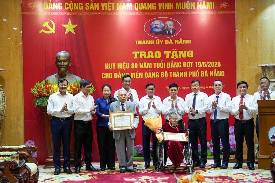Ủy viên Bộ Chính trị, Thường trực Ban Bí thư Trần Cẩm Tú trao Huy hiệu 80 năm tuổi Đảng cho các đảng viên tại Đà Nẵng