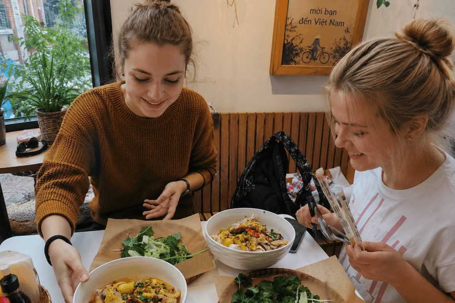 In Moscow, Vietnamese student introduces "Mi Quang" and chicken rice