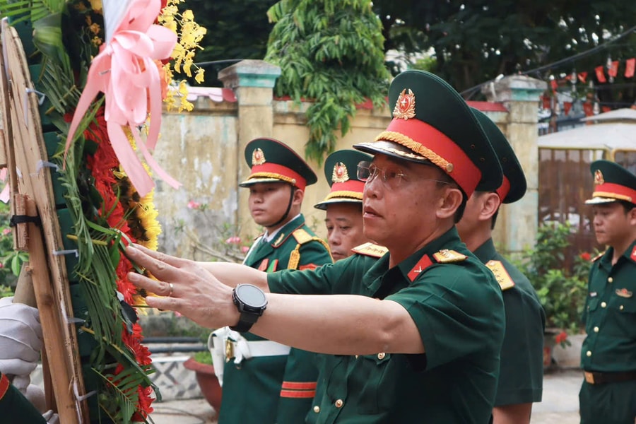 Dâng hương kỷ niệm 136 năm ngày sinh Chủ tịch Hồ Chí Minh