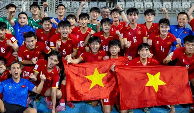 Cổ động viên Thái Lan yêu cầu FAT ngừng đổ lỗi và học hỏi bóng đá Việt Nam