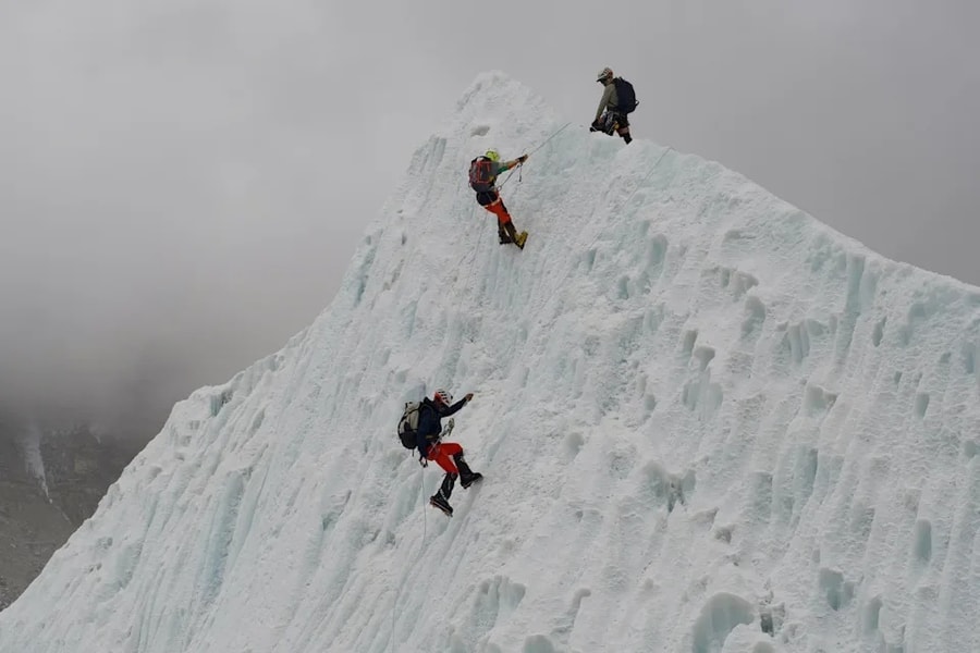 Kỷ lục 274 người cùng chinh phục đỉnh Everest trong một ngày