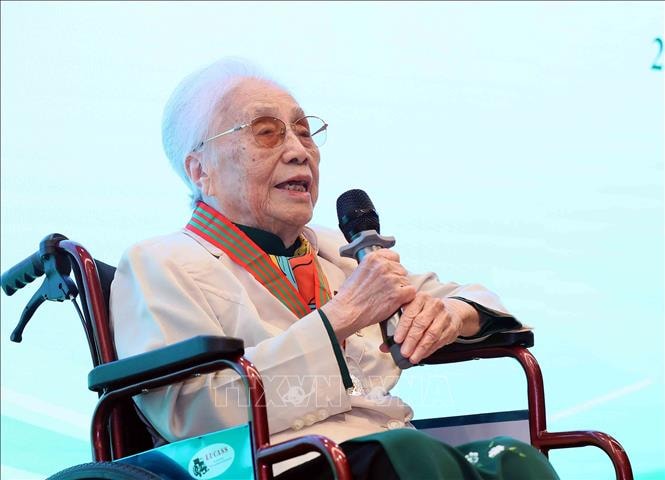 Nguyên Phó Chủ tịch nước Nguyễn Thị Bình nhận Huân chương Ngôi sao Công trạng