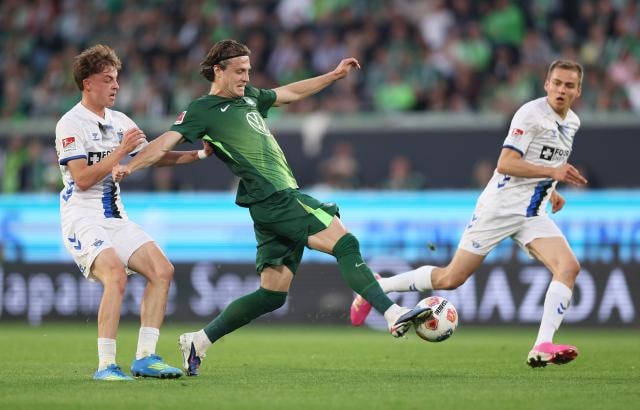 Thủ thành Dennis Seimen chơi xuất thần giúp Paderborn cầm hòa Wolfsburg tại lượt đi playoff Bundesliga