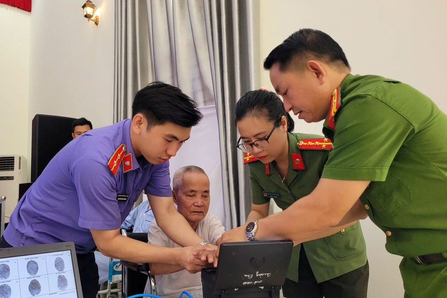 Hỗ trợ cấp định danh điện tử mức 2 cho người cao tuổi tại Trung tâm Kack Hyun