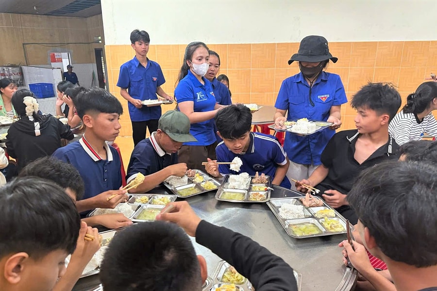 “Bữa cơm thanh niên” tiếp sức sĩ tử vùng cao