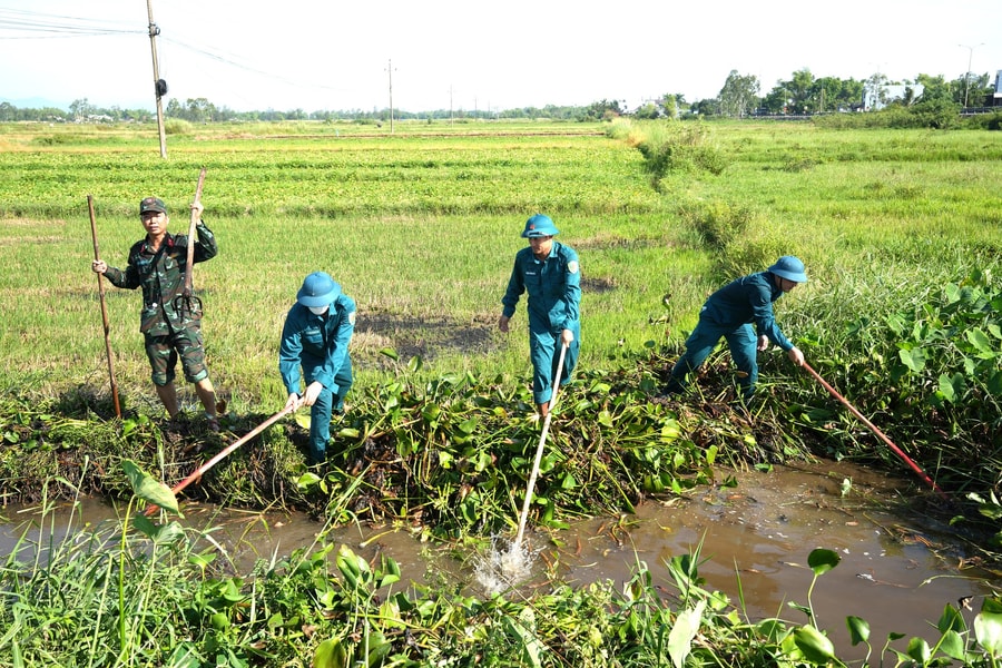 Thăng Bình huy động lực lượng vũ trang khơi thông dòng chảy kênh mương