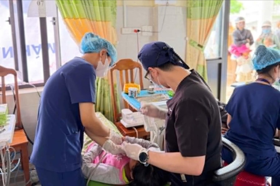 Hơn 1.100 trẻ em xã Phước Năng được tặng quà, khám răng miễn phí