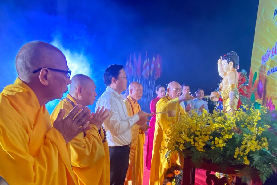 Thắp sáng 7 đóa hoa sen Đại lễ Phật đản Phật lịch 2570