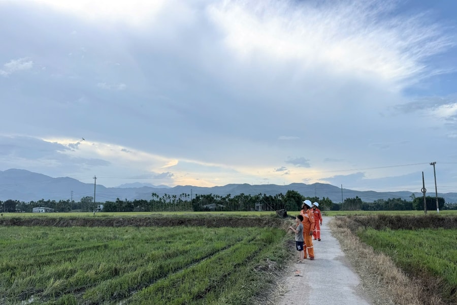 Vui hè an toàn: Không thả diều gần lưới điện