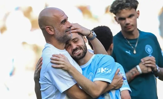 Kỷ nguyên vĩ đại khép lại: Pep Guardiola và dàn công thần đẫm nước mắt chia tay Etihad
