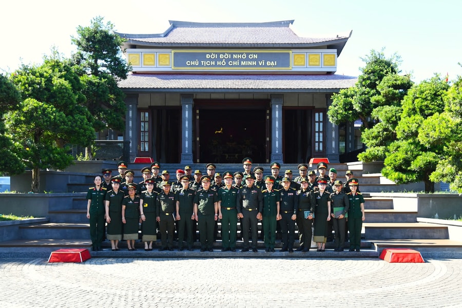 Sĩ quan trẻ Quân đội ba nước Việt Nam - Lào - Campuchia dâng hương tưởng niệm Chủ tịch Hồ Chí Minh