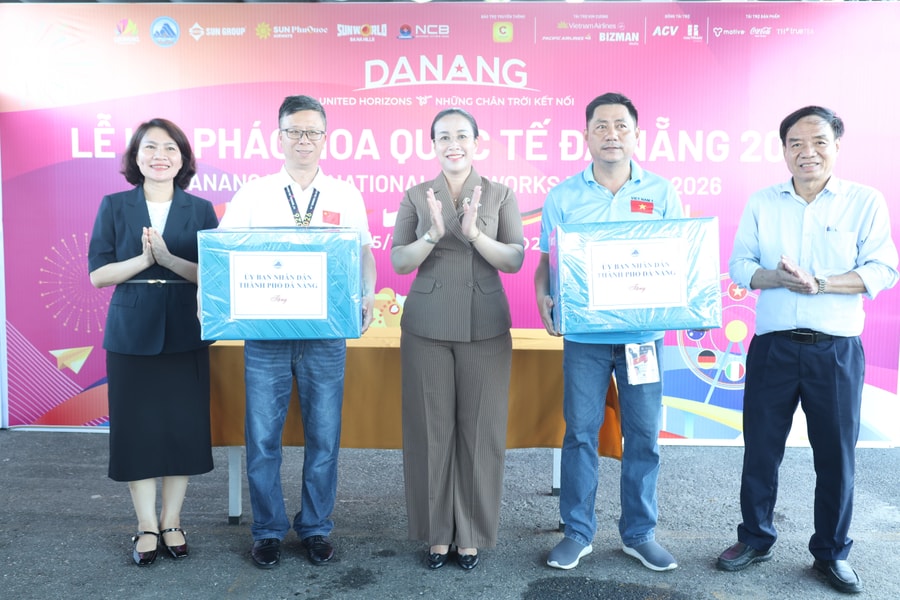 Phó Chủ tịch UBND thành phố Nguyễn Thị Anh Thi thăm, động viên các đội pháo hoa