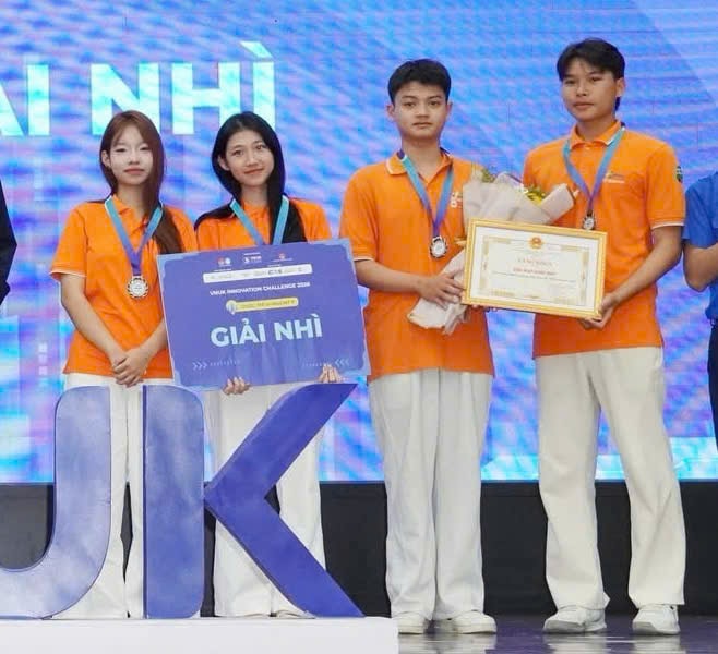Học sinh nghiên cứu ứng phó biến đổi khí hậu
