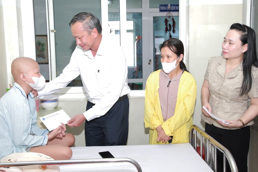 Lãnh đạo thành phố Đà Nẵng thăm, tặng quà thiếu nhi có hoàn cảnh khó khăn