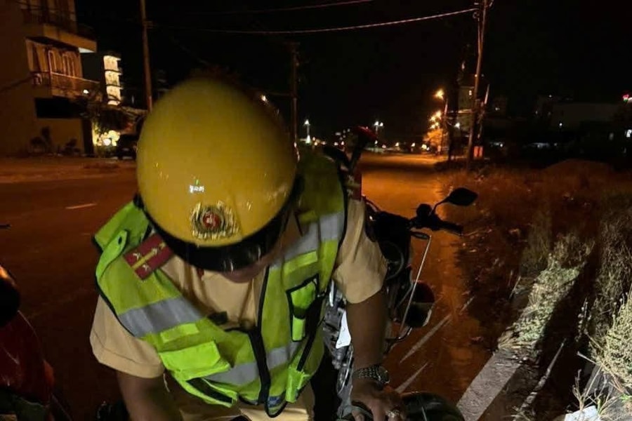 Tuần tra trong đêm, Cảnh sát giao thông Đà Nẵng phát hiện 2 đối tượng trộm dây cáp điện
