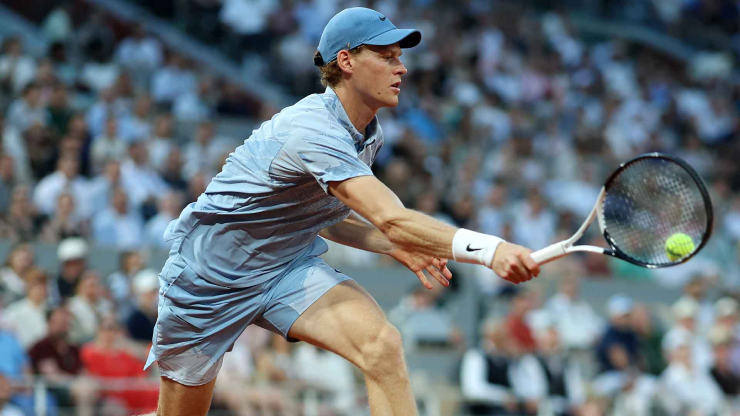 Jannik Sinner xác lập kỷ lục vô tiền khoáng hậu vượt qua Novak Djokovic tại Roland Garros