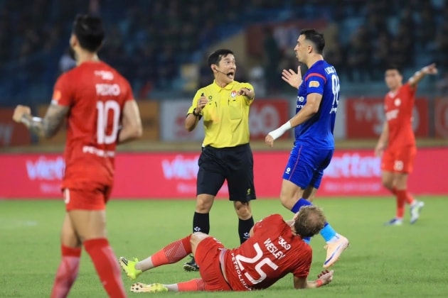VFF đình chỉ trọng tài Trần Ngọc Nhớ sau sai lầm thổi phạt đền tại V-League 2025/2026