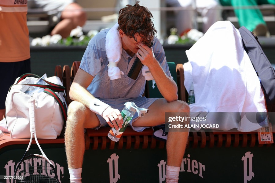 Jannik Sinner bị loại khỏi Roland Garros: Bi kịch chấn thương của tay vợt số 1 thế giới
