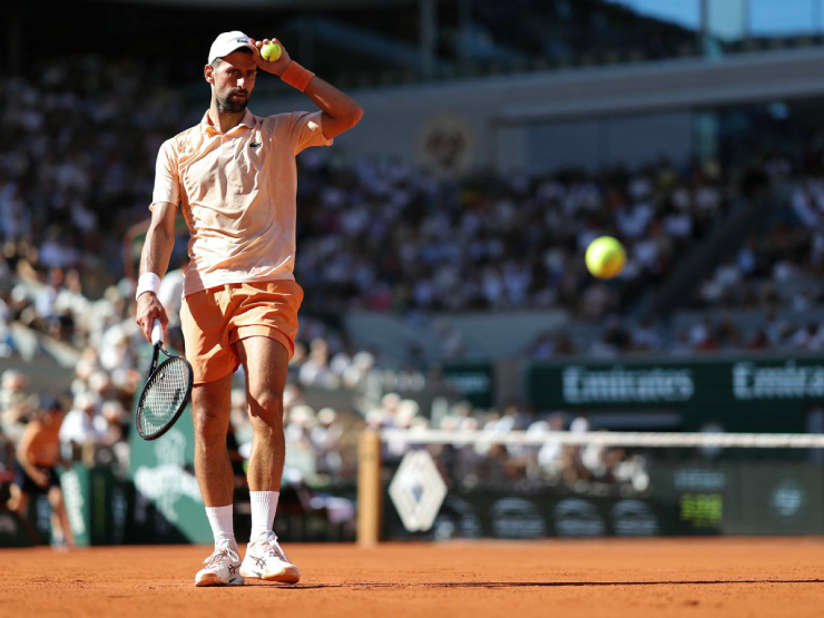Djokovic vượt Federer lập kỷ lục tại Roland Garros giữa "báo động đỏ" thể lực