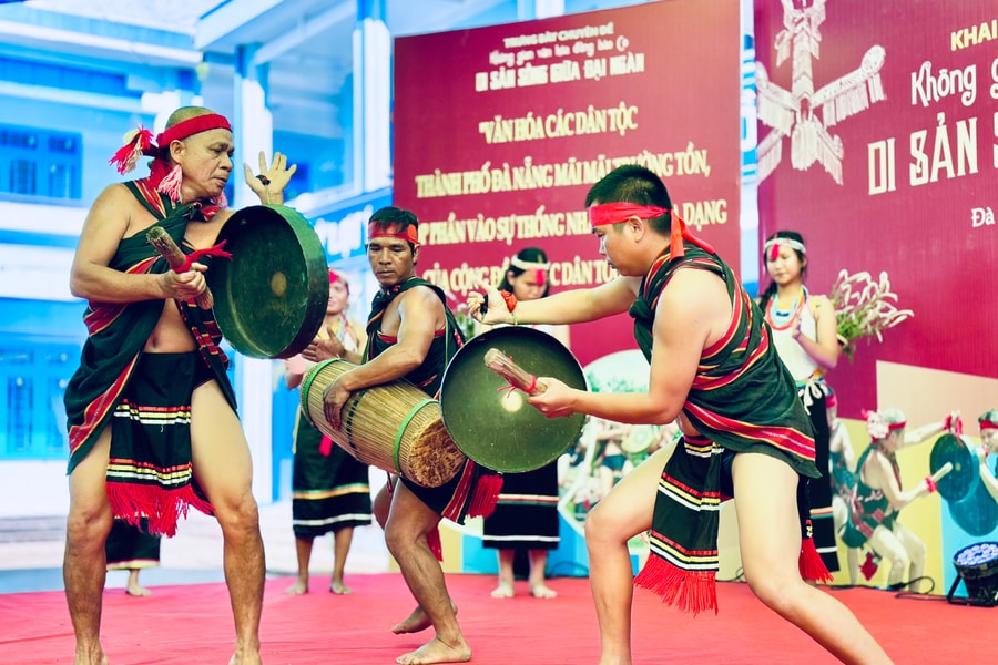 Trưng bày “Không gian văn hóa đồng bào Co - Di sản sống giữa đại ngàn”