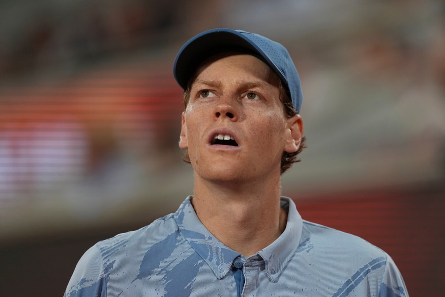 Jannik Sinner gục ngã tại Roland Garros: Bi kịch chấn thương và cú sốc lịch sử trước Cerundolo