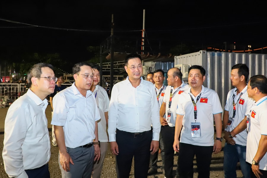 Lãnh đạo thành phố động viên đội pháo hoa Đà Nẵng sau đêm khai mạc