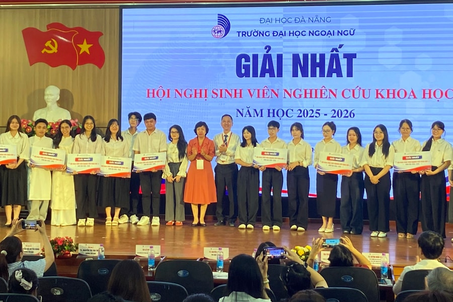 Trao thưởng gần 50 đề tài nghiên cứu khoa học của sinh viên Trường Đại học Ngoại ngữ Đà Nẵng