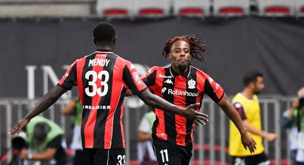 Nice đè bẹp Saint-Etienne 4-1 để chính thức trụ lại sân chơi Ligue 1