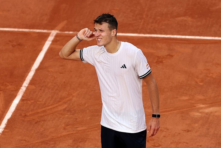 Jakub Mensik ngược dòng ngoạn mục loại Alex De Minaur khỏi Roland Garros