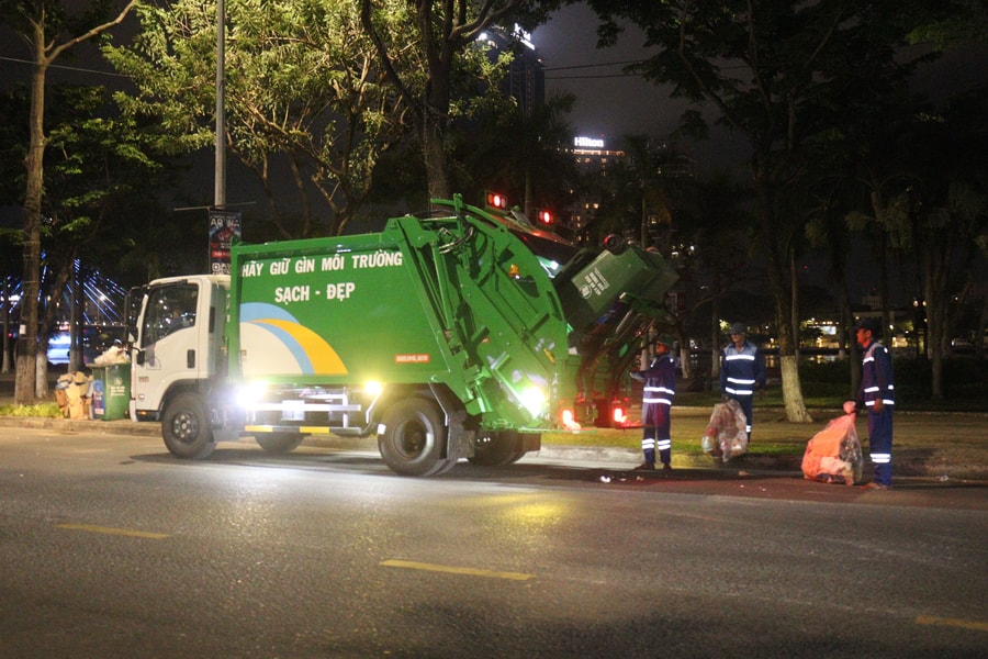 Thu gom, vận chuyển 33 tấn rác sau khai mạc DIFF 2026