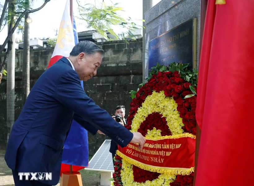 Tổng Bí thư, Chủ tịch nước Tô Lâm dâng hoa tại Tượng đài Chủ tịch Hồ Chí Minh ở Philippines
