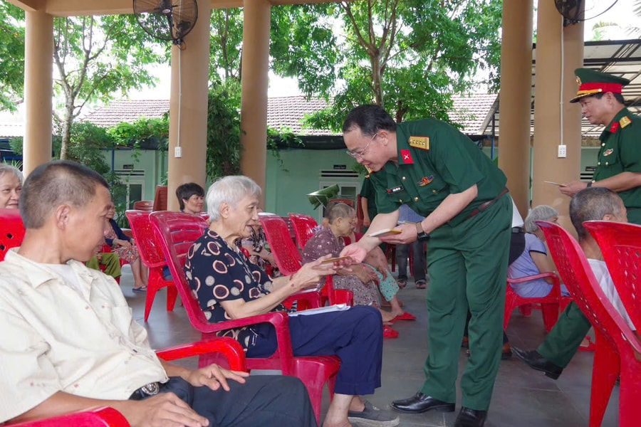 Trao hơn 70 suất quà cho người cao tuổi tại Trung tâm Dưỡng lão Hiệp Đức
