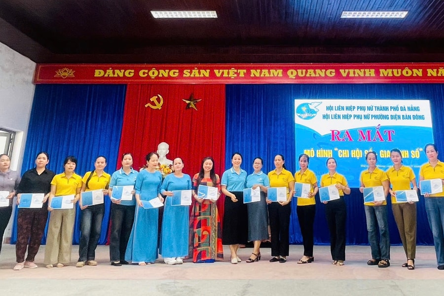 Phụ nữ phường Điện Bàn Đông ra mắt mô hình “Chi hội số - Gia đình số”