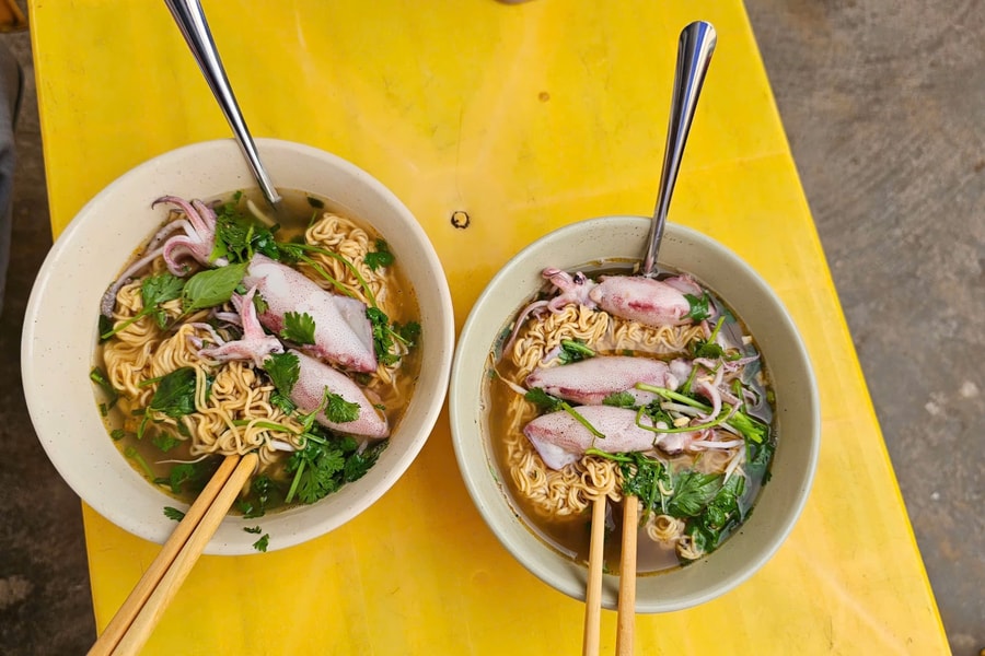 Squid instant noodles emerge as must-try dish for visitors to Da Nang