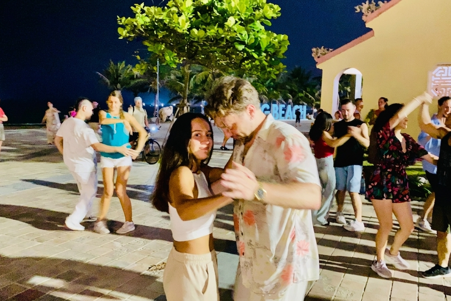 Da Nang beach draws tourists to nightly dance gatherings