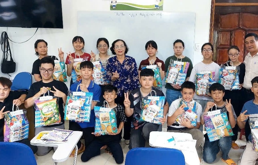 Nhiều phần quà tặng trẻ em có hoàn cảnh khó khăn