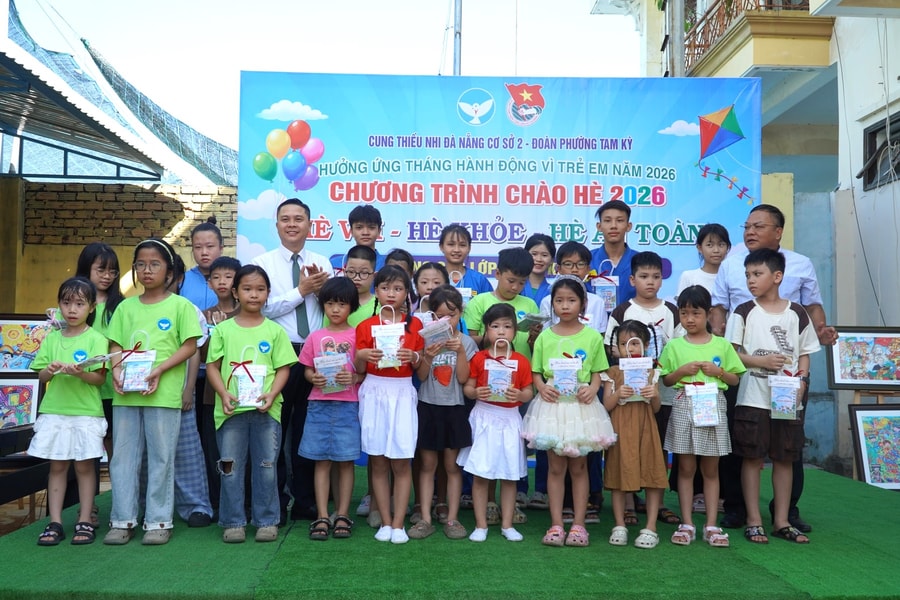 Tặng 100 phiếu học bơi cho học sinh phường Tam Kỳ và Hương Trà