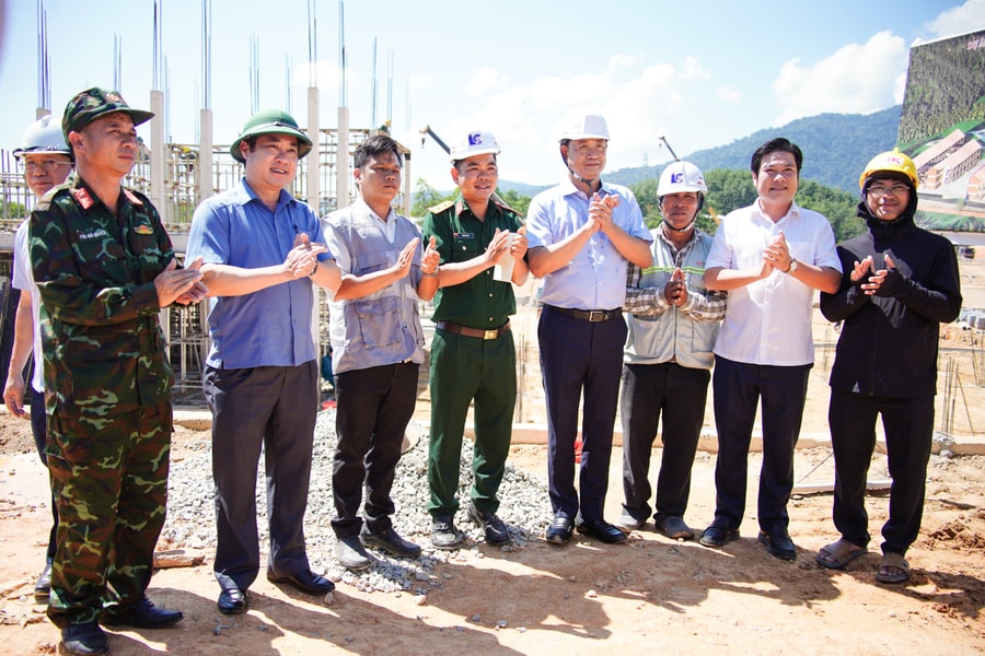 Bí thư Thành ủy Đà Nẵng Lê Ngọc Quang kiểm tra tiến độ trường học, tặng quà người dân khó khăn vùng cao