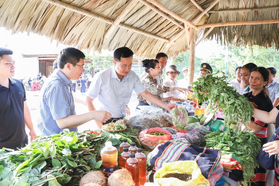 Bí thư Thành ủy Đà Nẵng Lê Ngọc Quang dự khai trương chợ điểm dân sinh Đắc Rế tại xã La Dêê