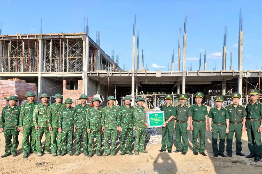 Động viên lực lượng biên phòng tham gia xây dựng trường nội trú liên cấp ở xã Đắc Pring