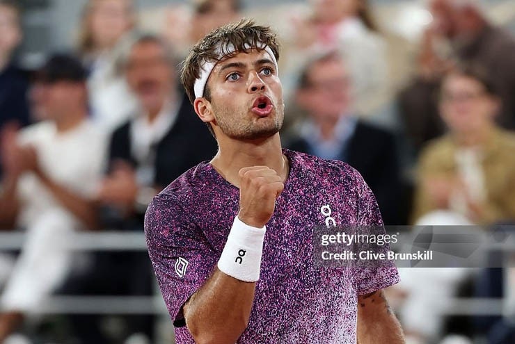 Flavio Cobolli ngược dòng ngoạn mục hạ Auger-Aliassime tại tứ kết Roland Garros 2026