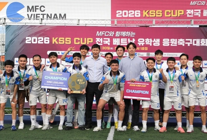 HLV Kim Sang-sik truyền lửa cho du học sinh Việt Nam tại Busan qua giải đấu mang tên mình