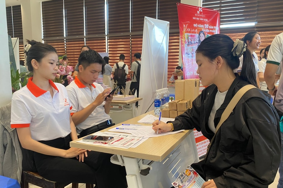 Gần 120 doanh nghiệp tham gia tuyển dụng tại ngày hội việc làm Đại học Duy Tân 2026